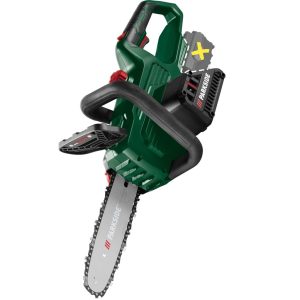 Parkside PAKS F5 akkus kézi láncfűrész ágvágás közben.